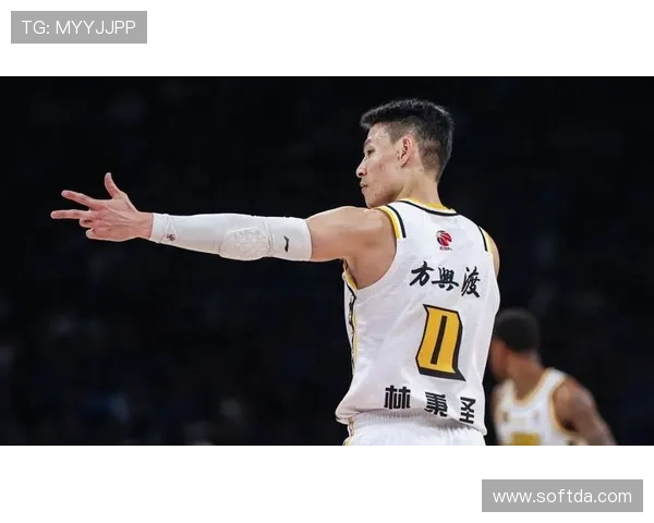 布朗替补席观北京球迷激情表现 许利民被喊下课心态焦虑左顾右盼 布朗替补席观北京球迷激情表现 许利民被喊下课心态焦虑左顾右盼